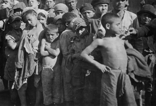 СпÑÑие на ÑлиÑе беÑпÑизоÑники. 1920 год