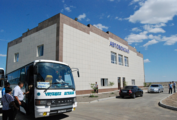 Автовокзал Атырау, откуда ходят автобусы не только на полуостров Мангистау (Мангышлак), но и в Россию. Именно отсюда можно попасть в Астрахань и Оренбург. 