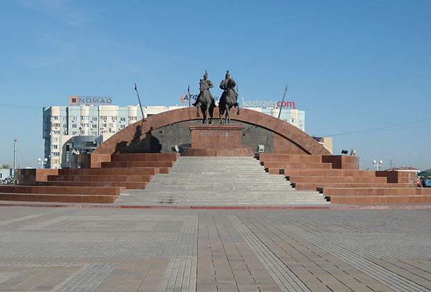 Памятник предводителям национально-освободительного восстания против царского правительства в западном Казахстане Исатаю Тайманову и Махамбету Утемисову в Атырау.