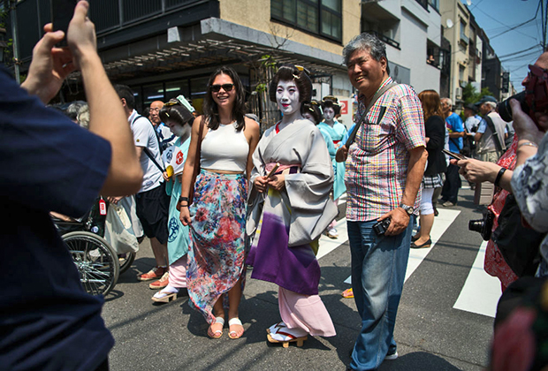 Туристы во время празднования одного из главных синтоистских фестивалей Токио Сандзя-мацури