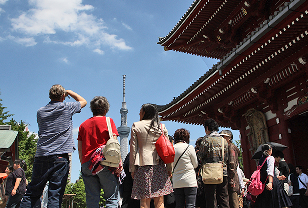 Туристы смотрят на телевизионную башню Tokyo Skytree — второе по высоте сооружение в мире