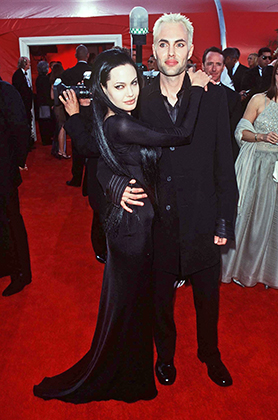 Анджелина Джоли в платье от Versace с братом Джейми, 2000 год