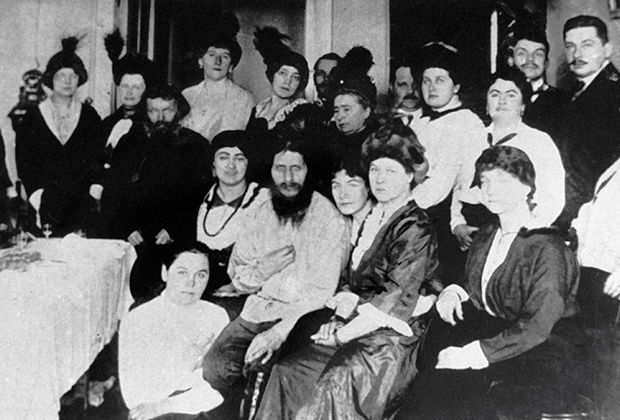 Григорий Распутин с группой придворных дам
