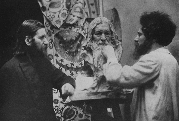 Скульптор Наум Аронсон работает над бюстом Григория Распутина. Петербург, 1916 год