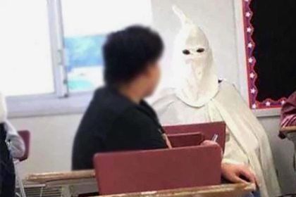 Учитель пустил на урок школьника в костюме расиста и поплатился