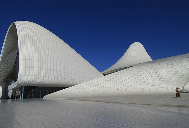 Культурный центр Гейдара Алиева в Баку построен по проекту ирано-британского архитектора Захи Хадид. Открыт в 2012 году  