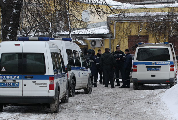 Машины полиции на Поварской улице в центре Москвы, где был ранен при покушении криминальный авторитет Аслан Усоян (Дед Хасан). После ранения он был доставлен в Боткинскую больницу, где скончался.