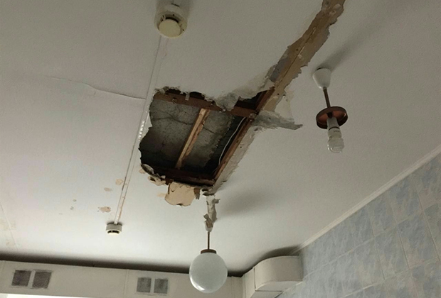 Потолок в роддоме Александровской районной больницы