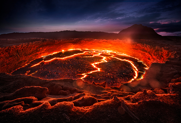 Озеро лавы в вулкане Эрта Але, Эфиопия