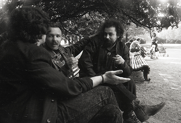 Август 1991 года. Мы приехали на похороны Майка Науменко. Слева направо: Сергей Галанин, Гарик, Кирилл Миллер («Аукцыон»)  