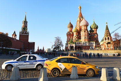 Московский таксист восемь часов пытался вернуть кошелек пассажирке и расплакался