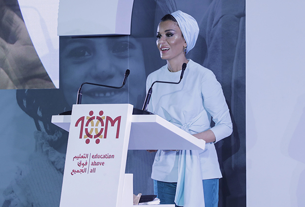 Шейха Моза бинт Насер аль-Миснед во время выступления в нью-йоркской Публичной библиотеке, 2018 год