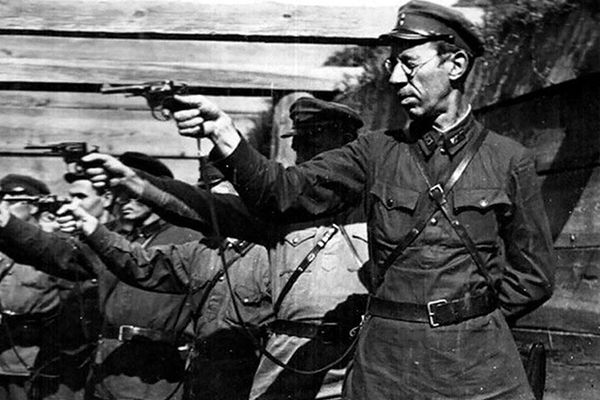 Сотрудники НКВД на занятиях по стрельбе, 1930-е годы.