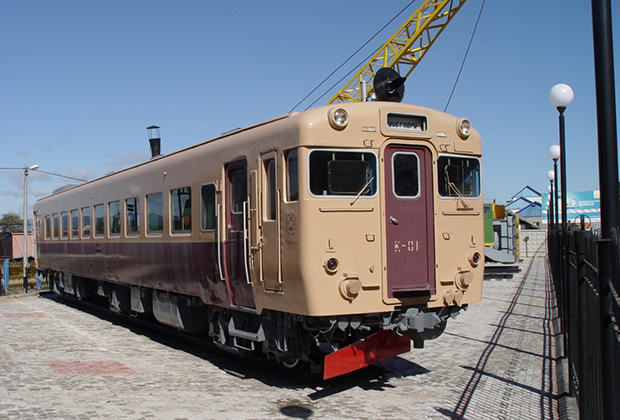 Вагон колеи 1067 миллиметров японского дизель-поезда Киха-58 1963 года постройки. Вагон с 1963 по 1978 годы эксплуатировался в Японии, затем был законсервирован. В 1993 году подарен Сахалинской железной дороге, где был использован по прямому назначению до 2000 года. 