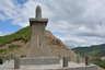 А это расположенный в Томари памятник гунсокиненхи — военный памятник с верхушкой, стилизованной под снаряд. Он посвящен солдатам и матросам, погибшим в Русско-японскую войну. 