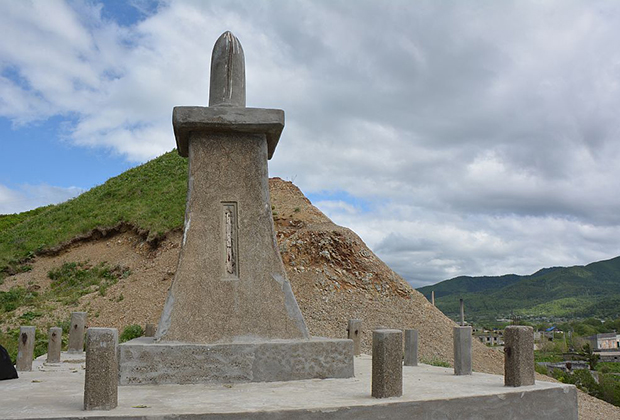А это расположенный в Томари памятник гунсокиненхи — военный памятник с верхушкой, стилизованной под снаряд. Он посвящен солдатам и матросам, погибшим в Русско-японскую войну. 