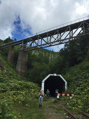 Один из шедевров японского инженерного искусства — Чертов мост. Железная дорога уходит в тоннель под горой, внутри которой совершает поворот на без малого 270 градусов с подъемом и пересекает сама себя по мосту. 