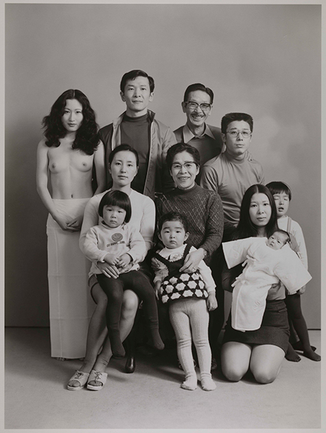 Этот семейный портрет Фукасэ повторил в 1987 году — через год после смерти отца. На снимке глава семейства представлен в виде полноразмерного портрета с черными ленточками.