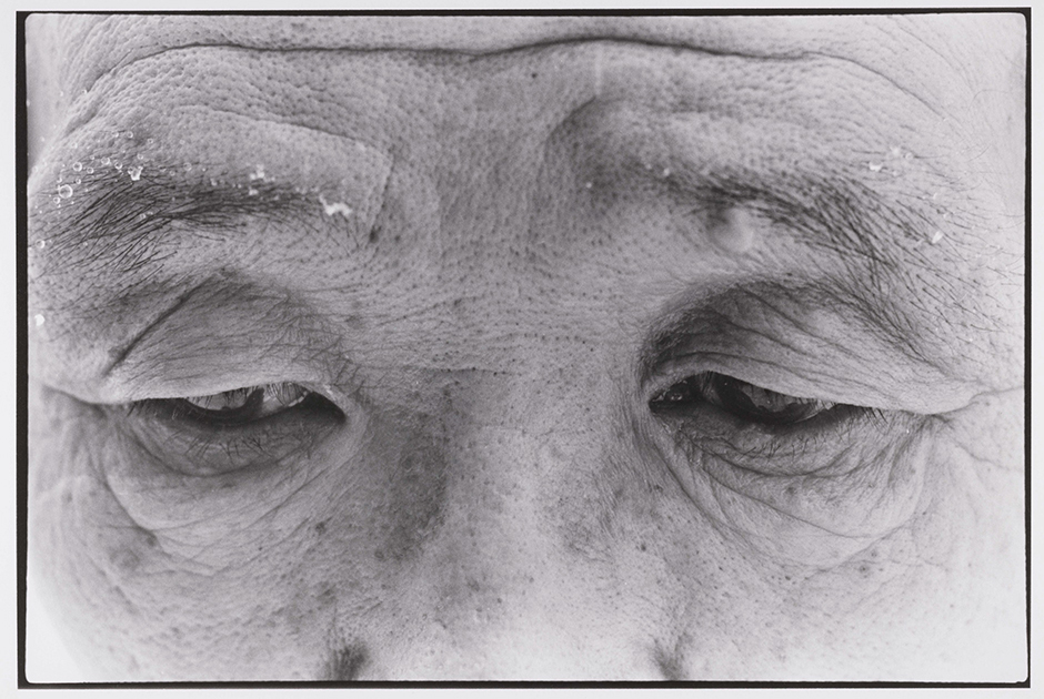Серия «Воспоминания об отце» вылилась в фотокнигу, в которой автопортреты Фукасэ чередовались со снимками из семейного архива. Альбом представляет собой визуальную биографию его отца. На этом фото он запечатлен за год до смерти, в 1986 году.