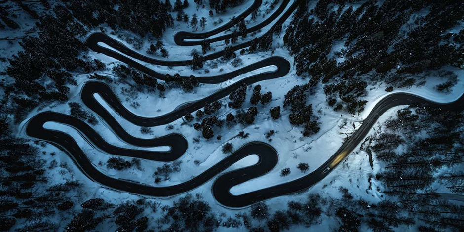 Сделанная с помощью коптера фотография серпантина на перевале Малойя, что в Швейцарии. Автор снимка — австриец Штефан Талерформ — заявил его в категории «Рукотворная окружающая среда».  
