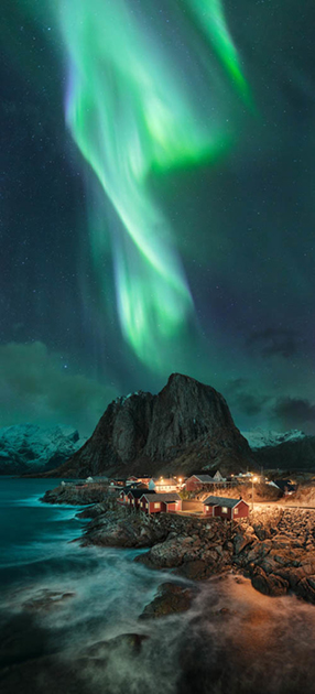 Естественно, не обошлось без северного сияния. Мадс Петер Иверсен сделал этот кадр ночного неба на расположенных в Заполярье норвежских Лофотенских островах.