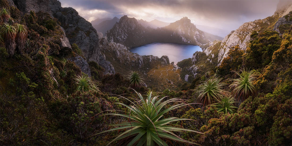 Дилан То нашел выступ, с которого открывается идеальный панорамный вид на озеро Оберон в Тасмании. Снимок был заявлен в категории «Открытый пейзаж».
