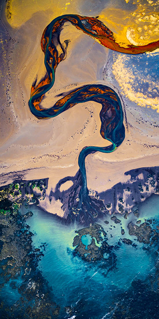 Австралиец Том Патт стал обладателем второго места в конкурсе имени Кэролайн Митчум за фотографию «Река огня», сделанную в Исландии.
