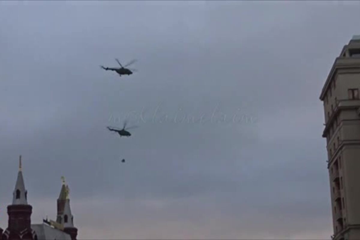 Почему часто летают вертолеты. Военный вертолет над Кремлем. Военные вертолеты над Москвой. Над Москвой летают военные вертолеты. Военные вертолеты над Москвой летают сейчас.