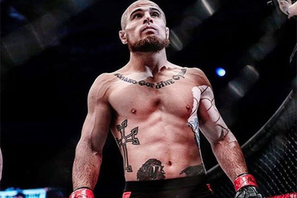 Боец MMA лишился победы и работы за оскорбления соперника