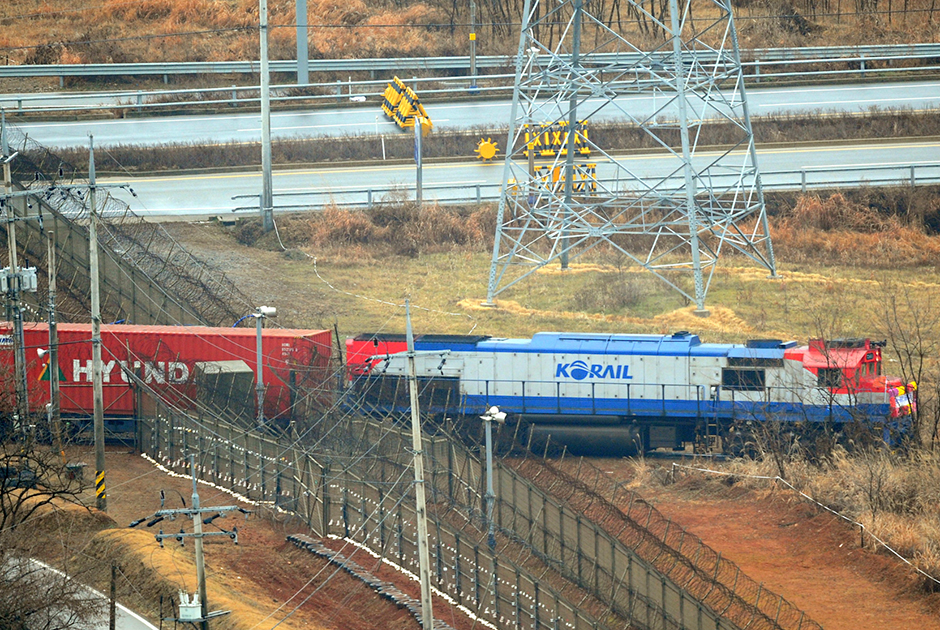 Первоначально Объединенная зона безопасности была единственным местом, где стороны контактировали. Это изменилось в мае 2007 года, когда сквозь ДМЗ пустили регулярные грузовые поезда. Впрочем, продолжались перевозки не слишком долго: линию перекрыли в июле 2008 года после инцидента, в результате которого был убит южнокорейский турист.