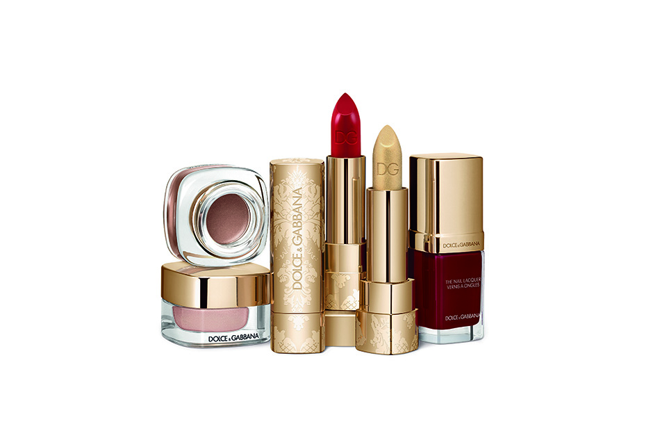 Компания Dolce &amp; Gabbana выпустила лимитированную линию средств в рождественской коллекции макияжа Sweet Holidays. В коллекцию, выдержанную в праздничной гамме, вошли подводка Glam Liner золотого и бронзового оттенков, помада Classic Cream и Shine Lipstick золотистых и красных тонов, а также стикеры для ногтей Baroque Gold.
