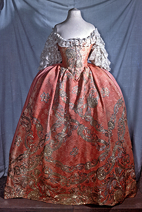 Женское платье середины XVIII века. Реконструкция. Оригинальное платье, по имеющимся данным, принадлежало императрице Елизавете Петровне Романовой (1709-1761).