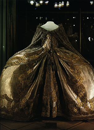 Императрица была настоящей модницей, обожала новые платья и сменила за свою жизнь больше 10 тысяч нарядов. 