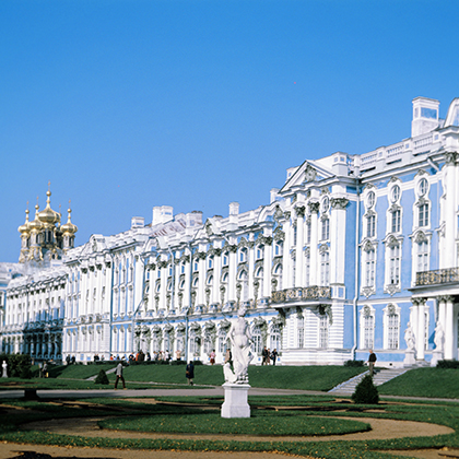 Первой Царское Село в качестве своей летней резиденции выбрала Екатерина I, но помпезный Екатерининский дворец был построен именно во время правления ее дочери Елизаветы Петровны. 