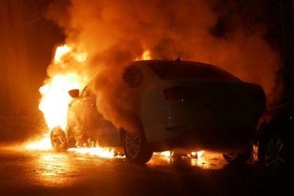 В Киеве сожгли автомобиль с российскими дипломатическими номерами