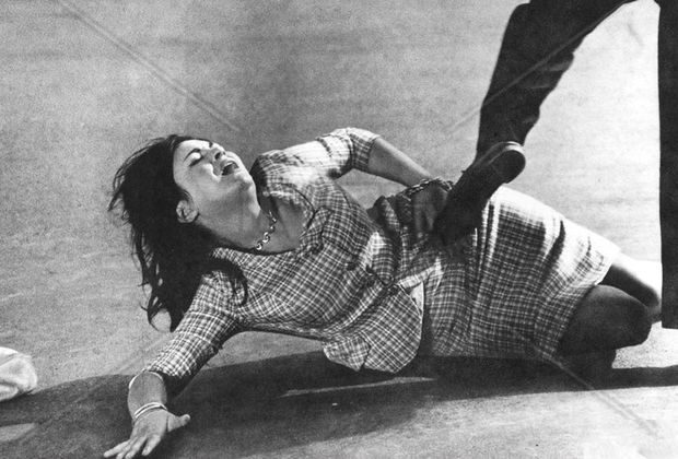 Детективная история об убийстве немолодой проститутки — «Костлявая смерть» 1962 года — стала дебютной работой режиссера. Бертолуччи снял этот фильм в 21 год. Сюжет основан на истории режиссера Пьера Паоло Пазолини, последователем которого выступал Бертолуччи. 