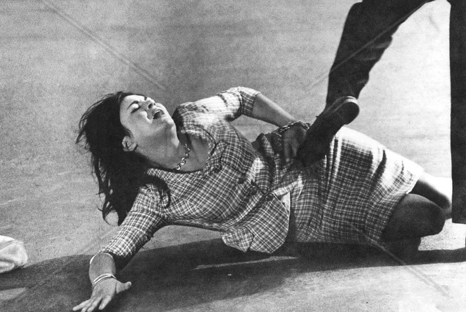 Детективная история об убийстве немолодой проститутки — «Костлявая смерть» 1962 года — стала дебютной работой режиссера. Бертолуччи снял этот фильм в 21 год. Сюжет основан на истории режиссера Пьера Паоло Пазолини, последователем которого выступал Бертолуччи. 