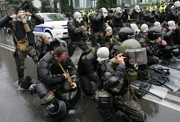 Полиция в Тбилиси готовится к разгону демонстрантов, протестующих против политики Михаила Саакашвили. 2007 год