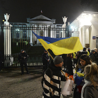 Митингующие у посольства России в Польше