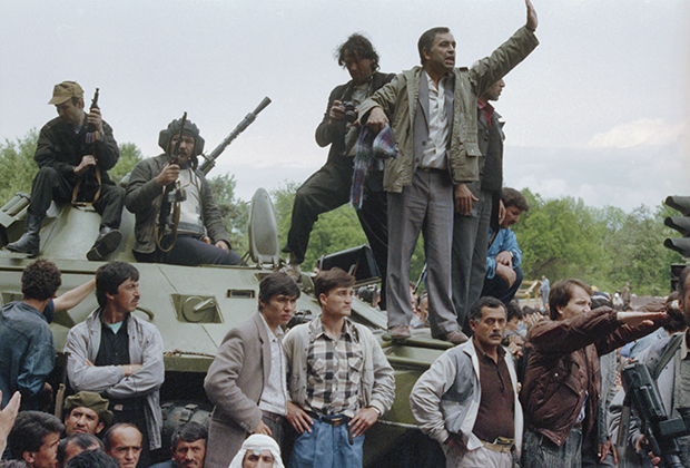 Один из лидеров таджикской оппозиции Давлат Худойназаров выступает на площади Озоди в Душанбе, май 1992 года