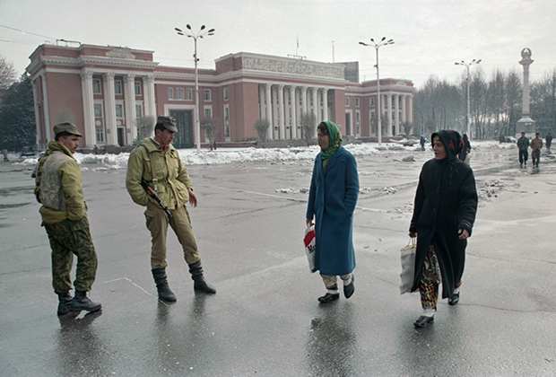 Охрана у здания парламента Таджикистана, 4 февраля 1995 года