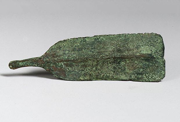 Бронзовая бритва, датируемая примерно 1 800 годом до нашей эры, была найдена на Кипре. Подобные бритвы были в ходу в эпоху Древнего мира и ранней Античности. 