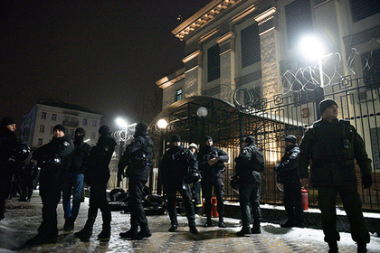 Нападение на российское посольство возбудило следователей