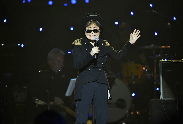Йоко Оно на концерте в честь 75-летия со дня рождения Джона Леннона