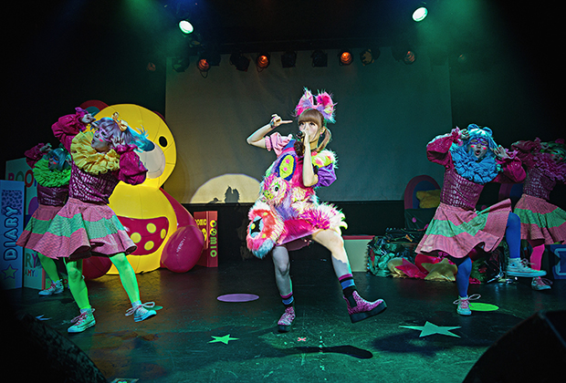 Кьяри на концерте в Сиэттле, 2014 год