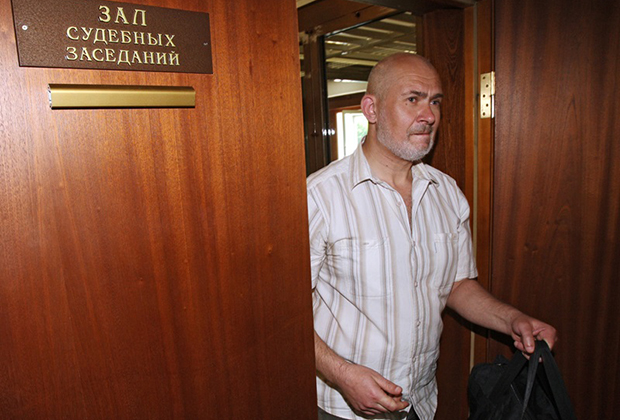 Бывший сотрудник милиции Владимир Белашев, обвиняемый в подрыве памятника императору Николаю II в Мытищах в 1997 году, после окончания заседания в Московском городском суде, 2010 год