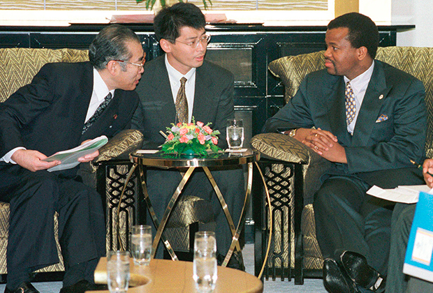 Мсвати III на переговорах в Токио в 1998 году