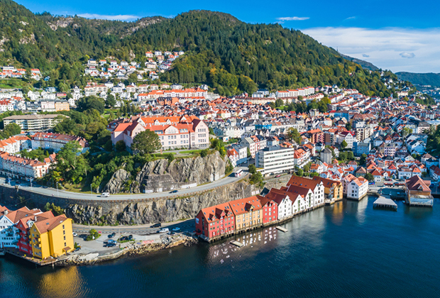 Альтернатива дорогому Осло — второй по величине город Норвегии Берген, расположенный на западном побережье в окружении фьордов. Недвижимость здесь стоит дешевле: покупка — 5,5 тысячи евро за квадратный метр, аренда — 1,1 тысячи евро за квартиру в месяц.
