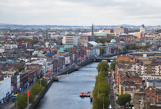 Квартиры в центре Дублина стоят в три раза дешевле, чем в Лондоне: квадратный метр в столице Ирландии обходится в 6,1 тысячи евро, месячная аренда однокомнатной квартиры — в 1,5 тысячи евро.