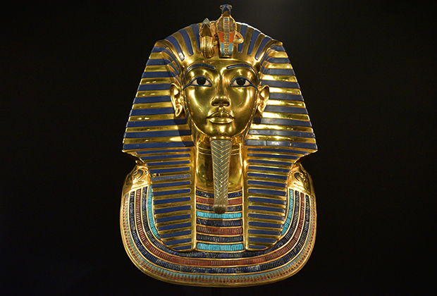 Египетские фараоны сбривали всю растительность на лице и голове, а пышные прически и бородки были накладными. 